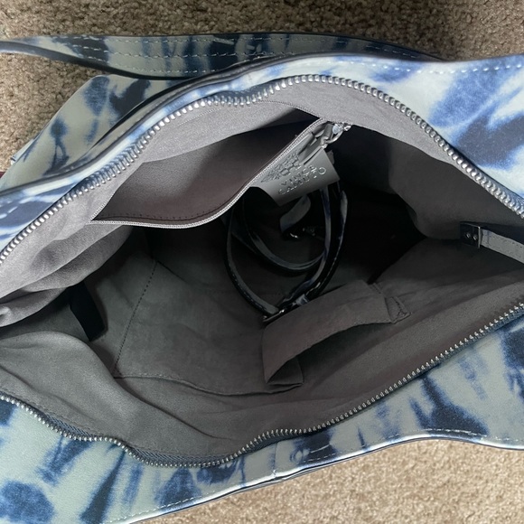 VINCE CAMUTO LAMB LEATHER ELIZA TOTE BAG. SHIBORI PRINT BLUE. - Picture 5 of 9